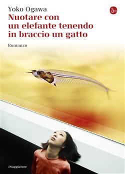 Nuotare con un elefante tenendo in braccio un gatto