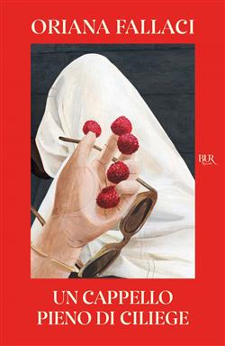 Un cappello pieno di ciliege